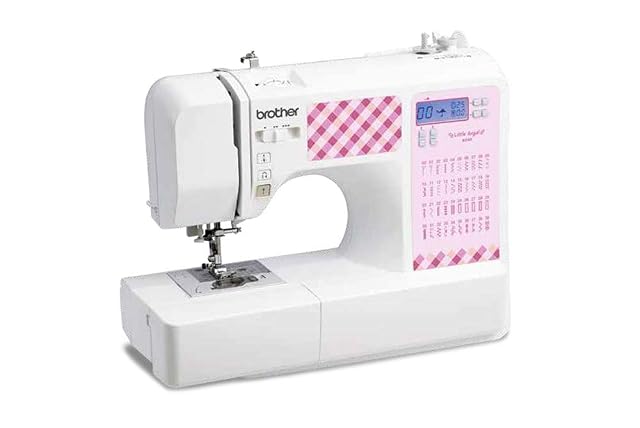 Macchina da cucire computerizzata per bambini Brother KD40 Little Angel, vista di tre quarti anteriore