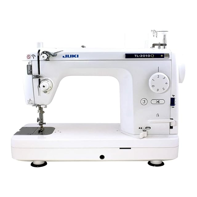 Macchina semi-industriale da cucito e quilting Juki TL-2010Q, vista di tre quarti anteriore