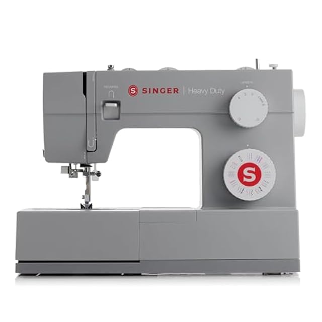 Macchina da cucire meccanica Singer Heavy Duty 4432, vista di tre quarti anteriore