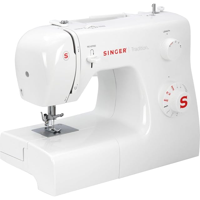 Macchina da cucire meccanica Singer Tradition 2250, vista di tre quarti anteriore